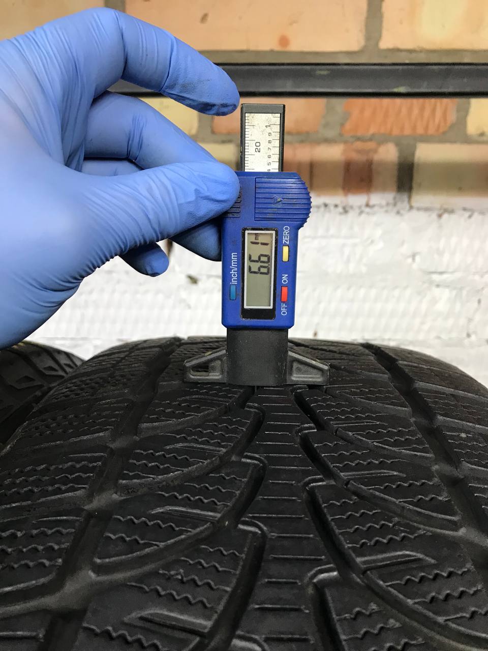 235/60 R18 Bridgestone Blizzak LM80