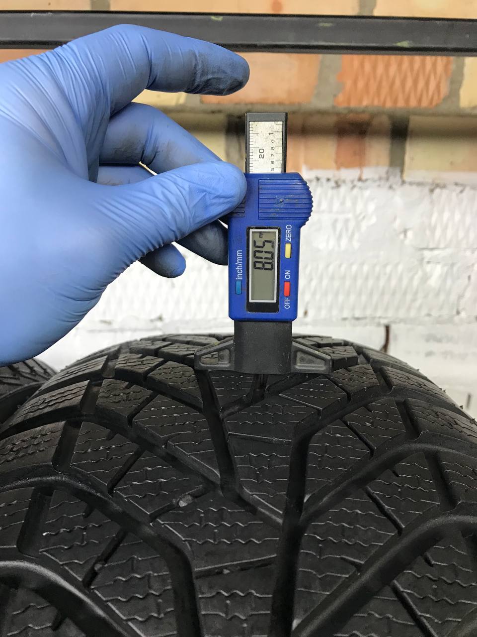 235/55 R18 Yokohama BluEarth Winter V905
