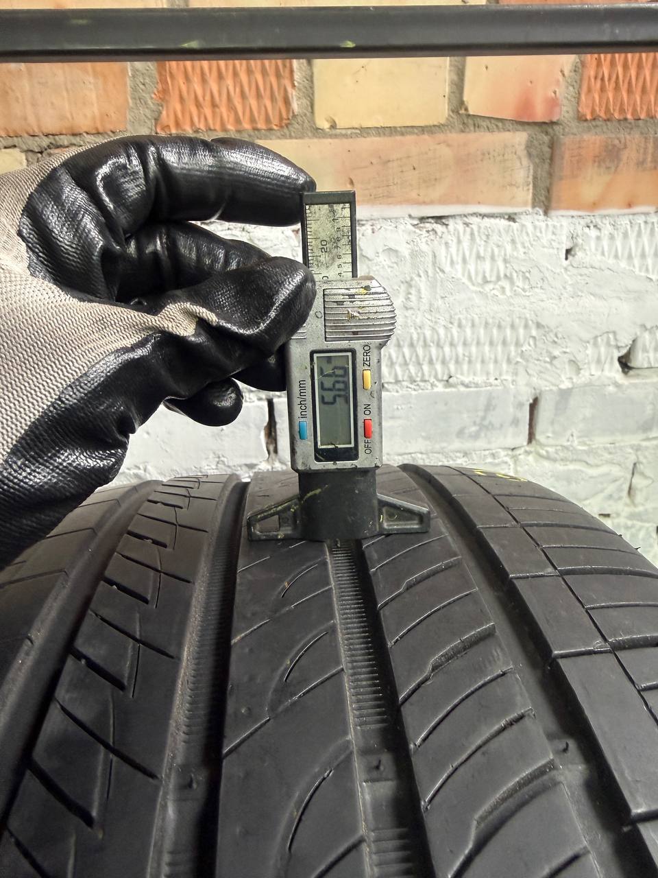 275/40 R19 Roadstone NFera AU5