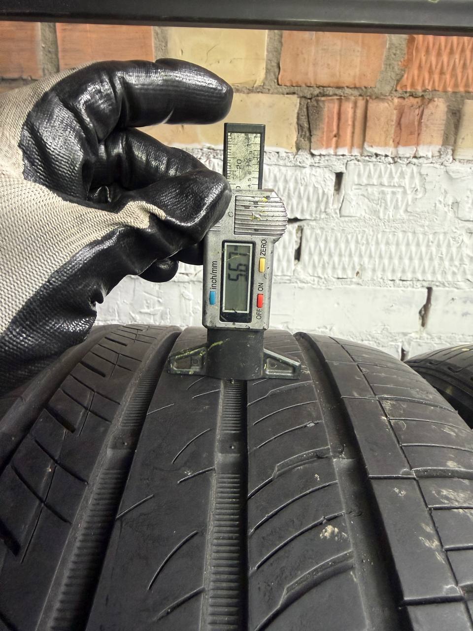 275/40 R19 Roadstone NFera AU5