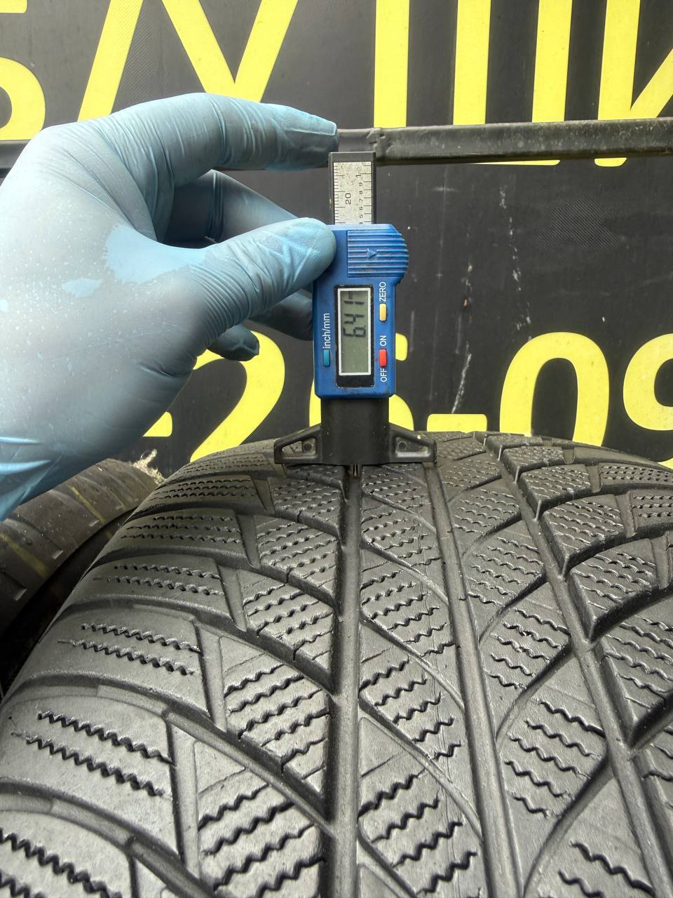 245/50 R19 Bridgestone Blizzak LM001