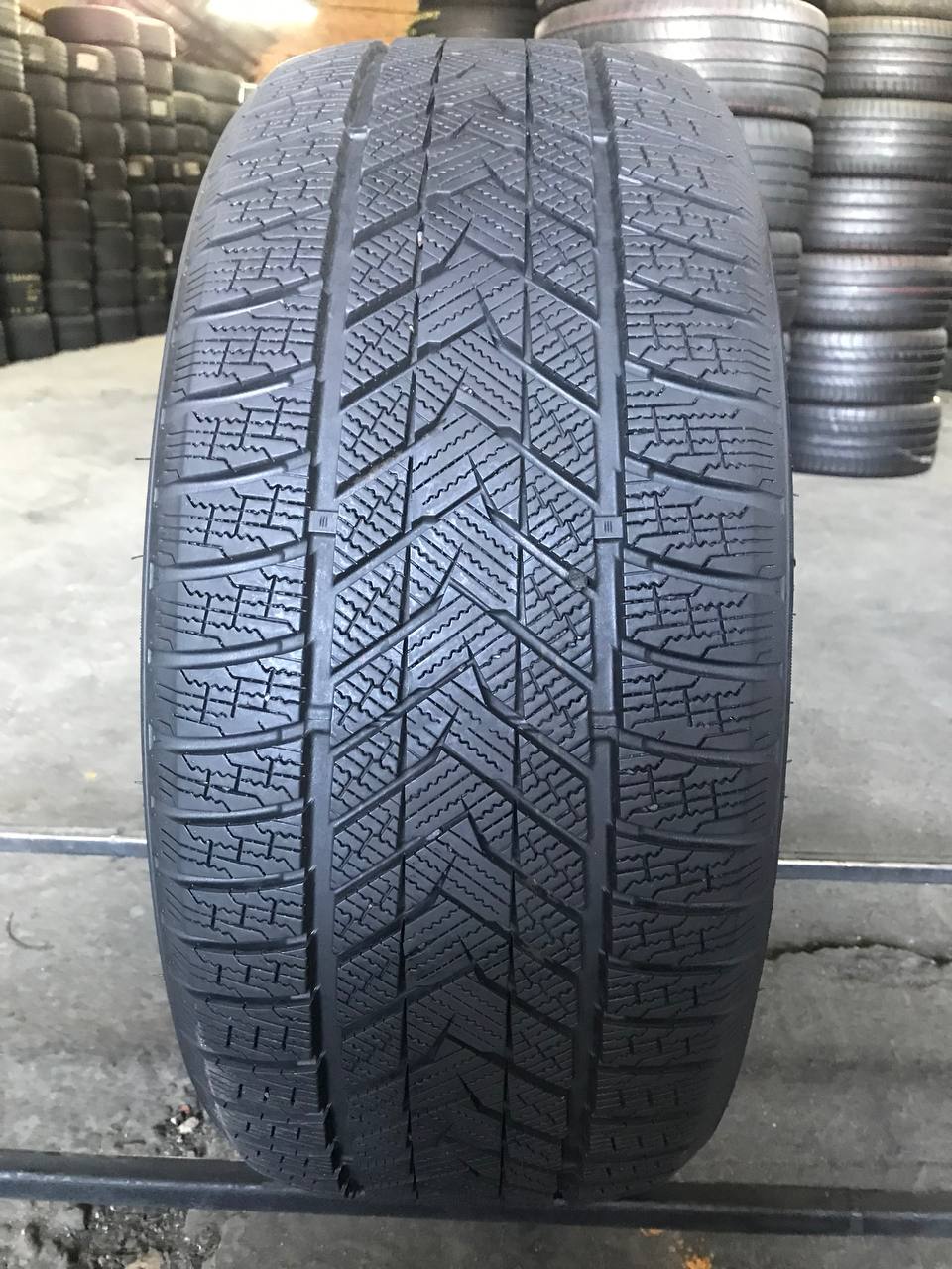 245/40 R19 Grenlander Icehawke II