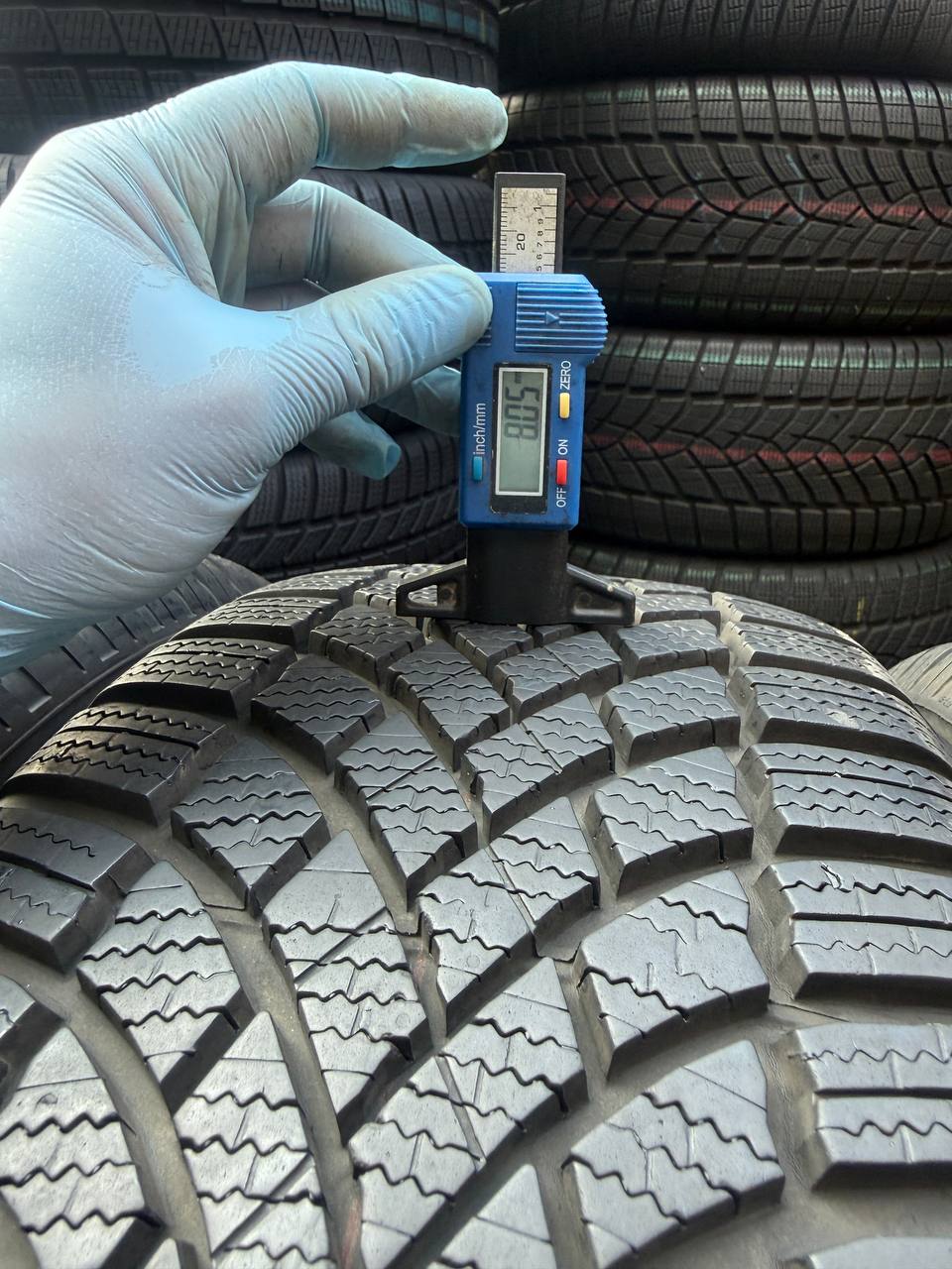 215/55 R17 Bridgestone Blizzak LM005