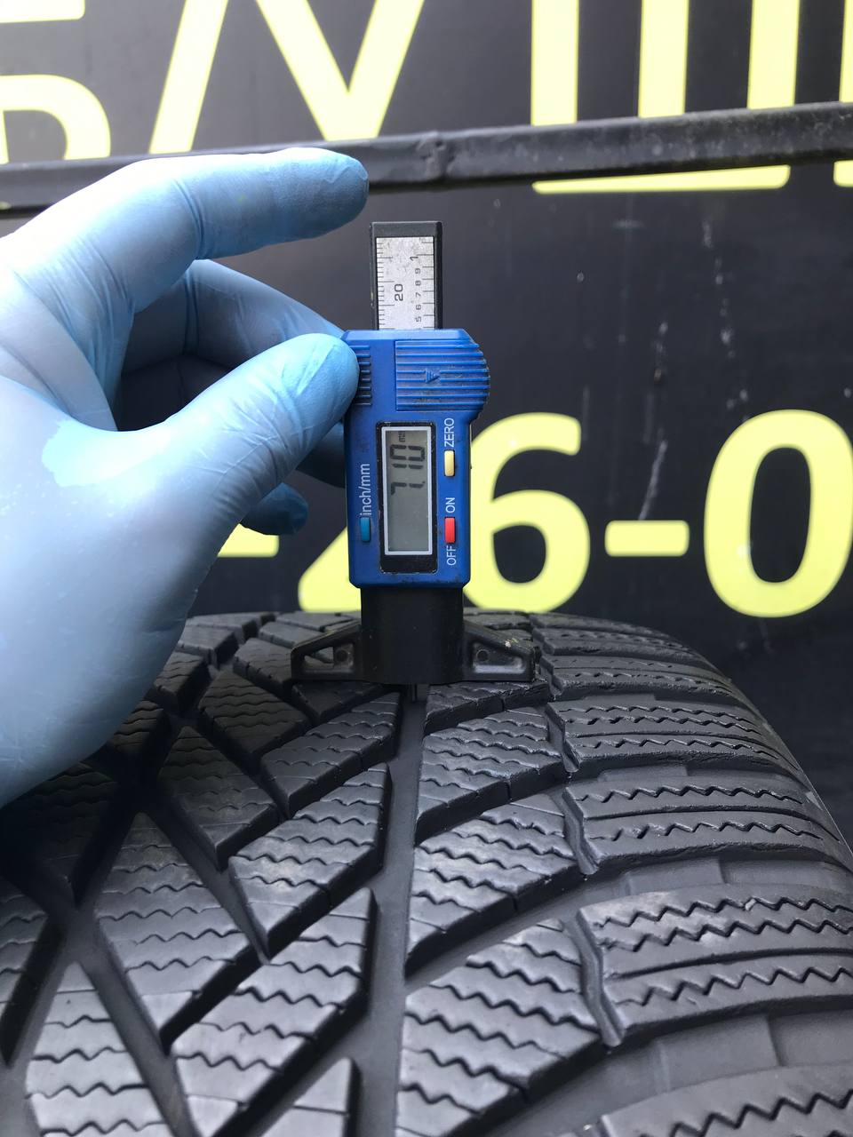 245/40 R21 Bridgestone Blizzak LM005