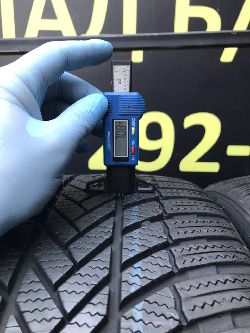 245/40 R21 Bridgestone Blizzak LM005