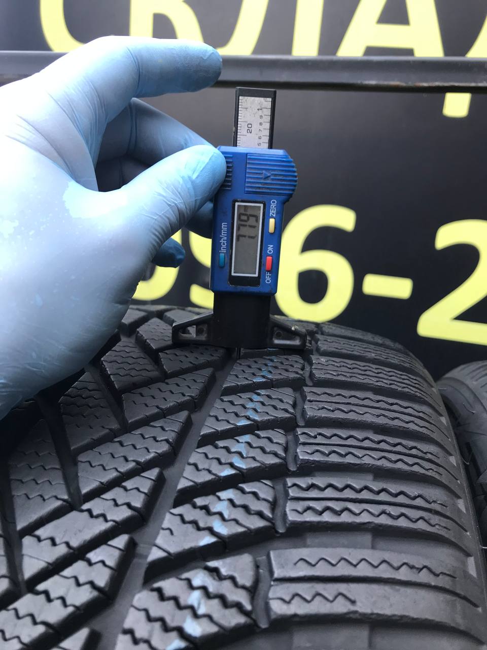245/40 R21 Bridgestone Blizzak LM005