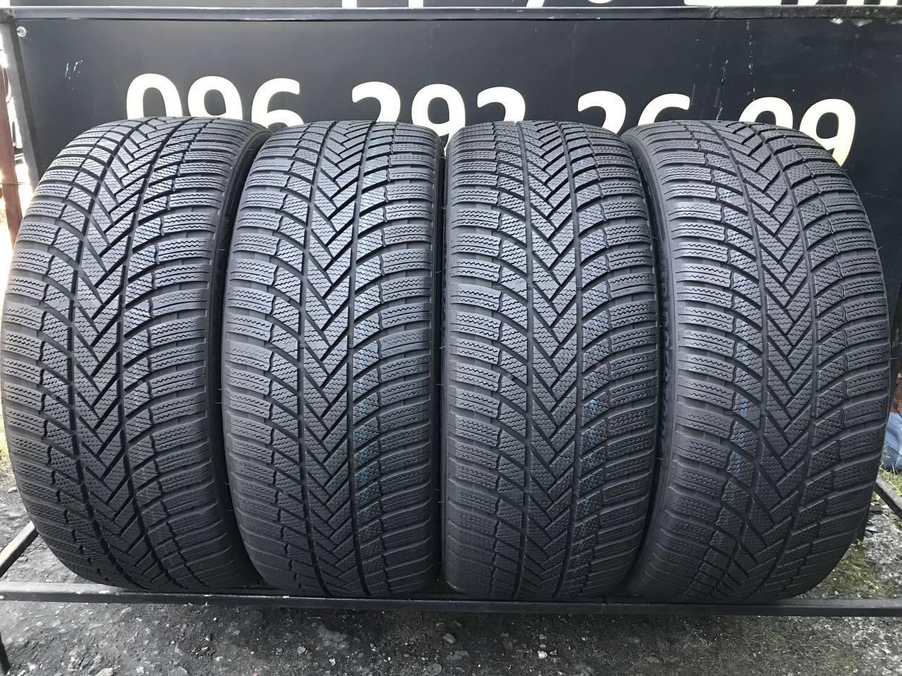 245/40 R21 Bridgestone Blizzak LM005