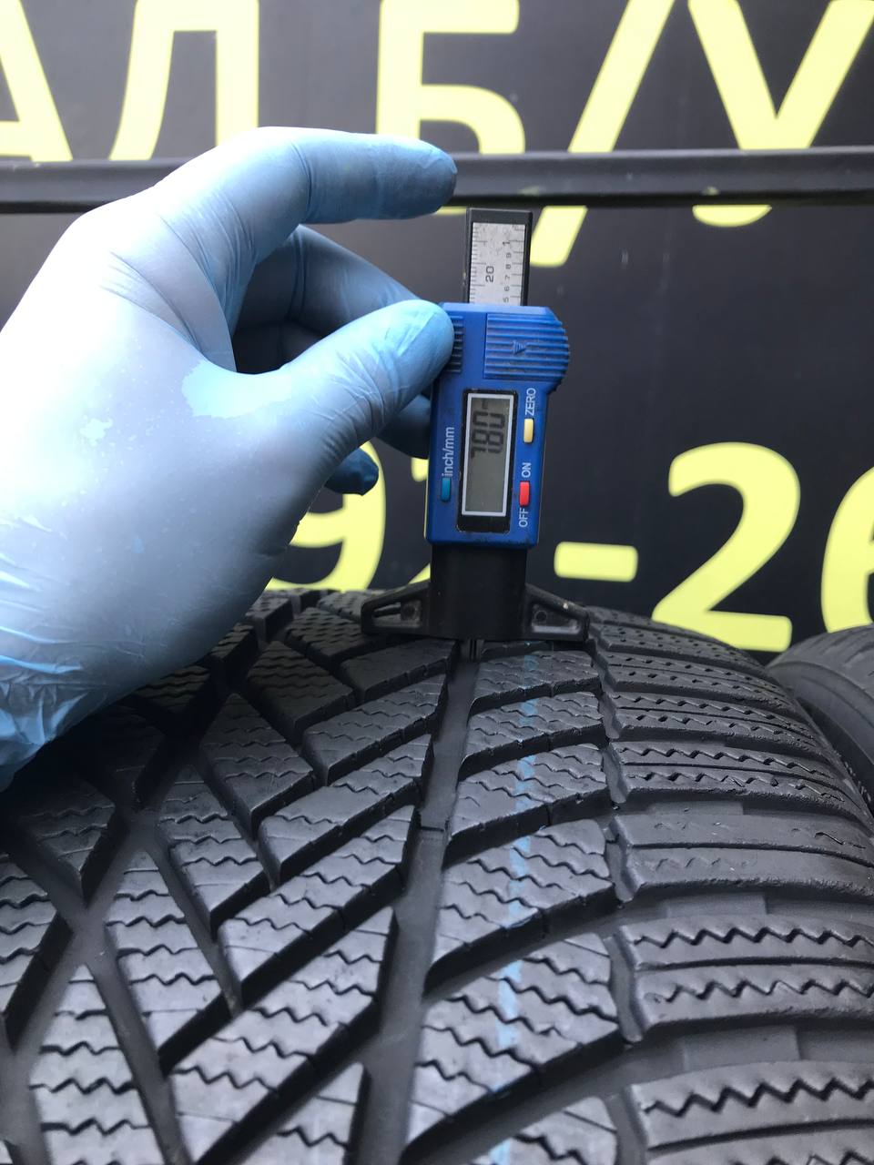 245/40 R21 Bridgestone Blizzak LM005
