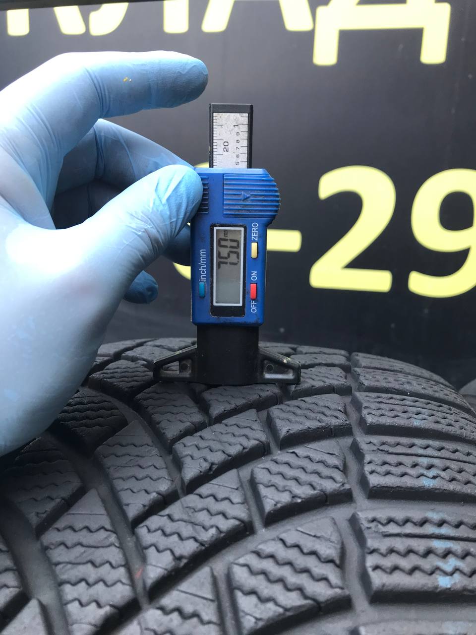 235/45 R18 Bridgestone Blizzak LM005