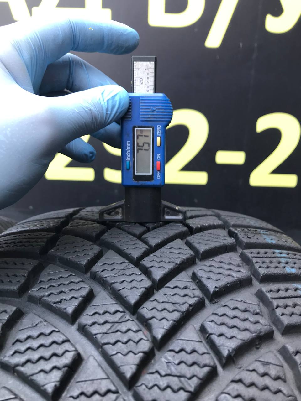 235/45 R18 Bridgestone Blizzak LM005