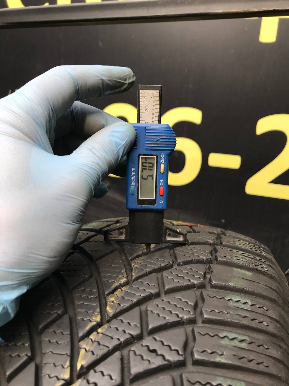 215/65 R16 Bridgestone Blizzak LM005