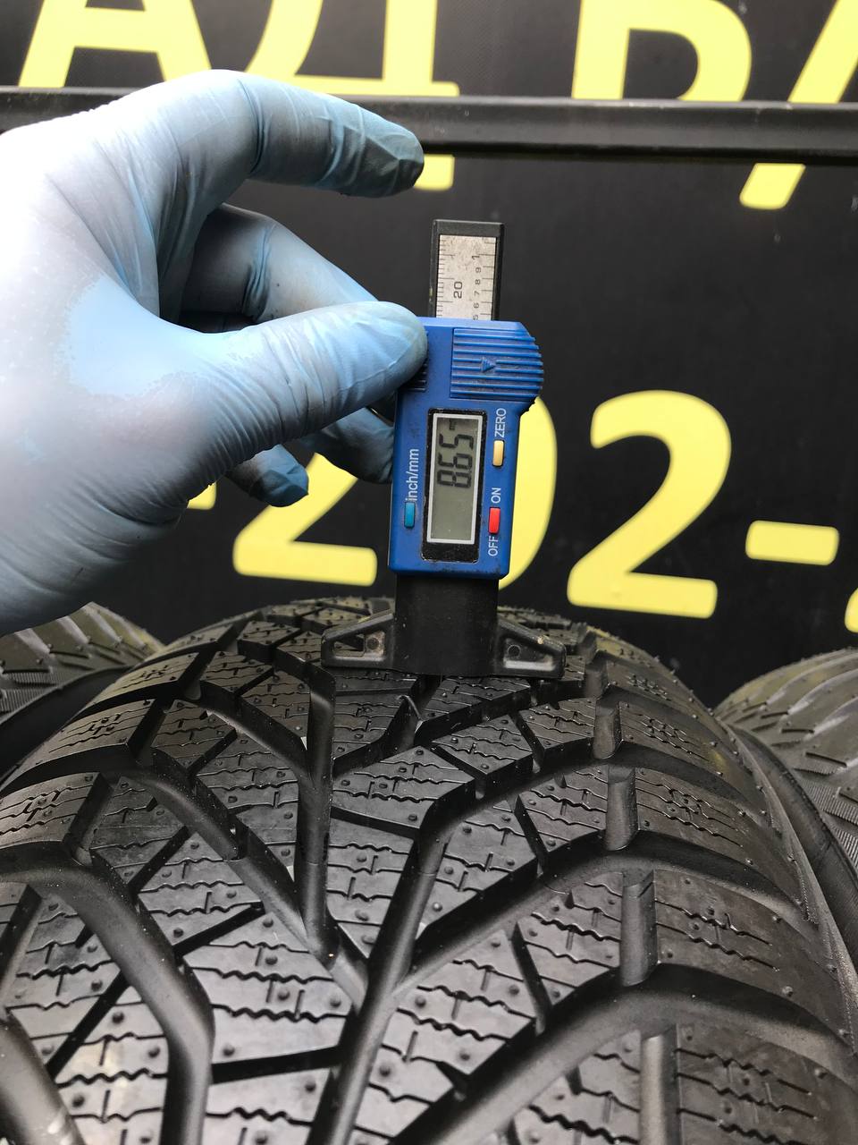 215/70 R16 Yokohama W Drive V905
