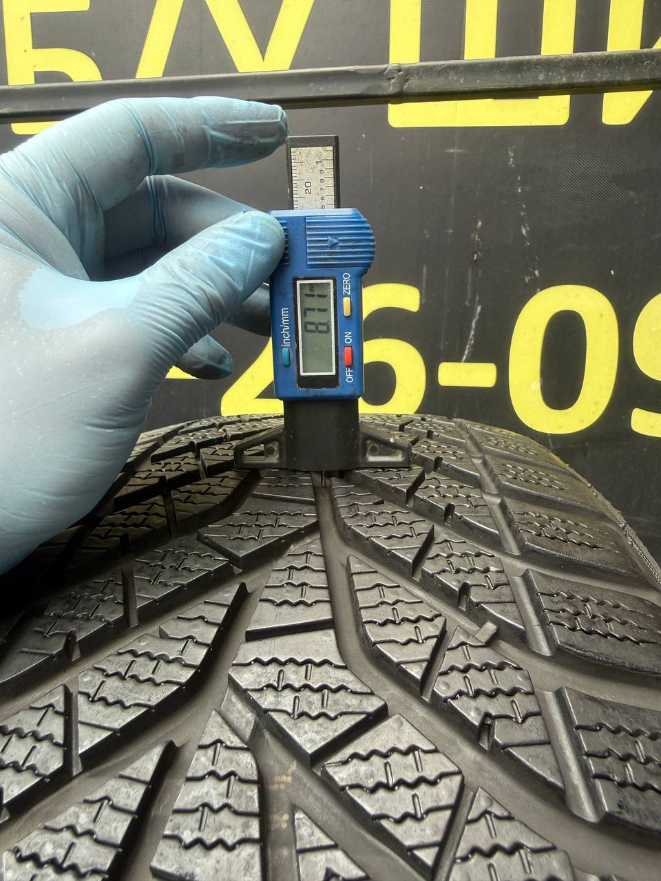 235/45 R19 Yokohama BluEarth Winter V905