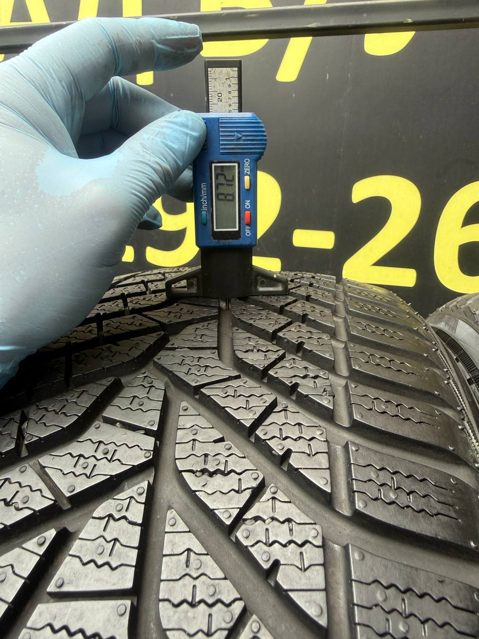 235/45 R19 Yokohama BluEarth Winter V905