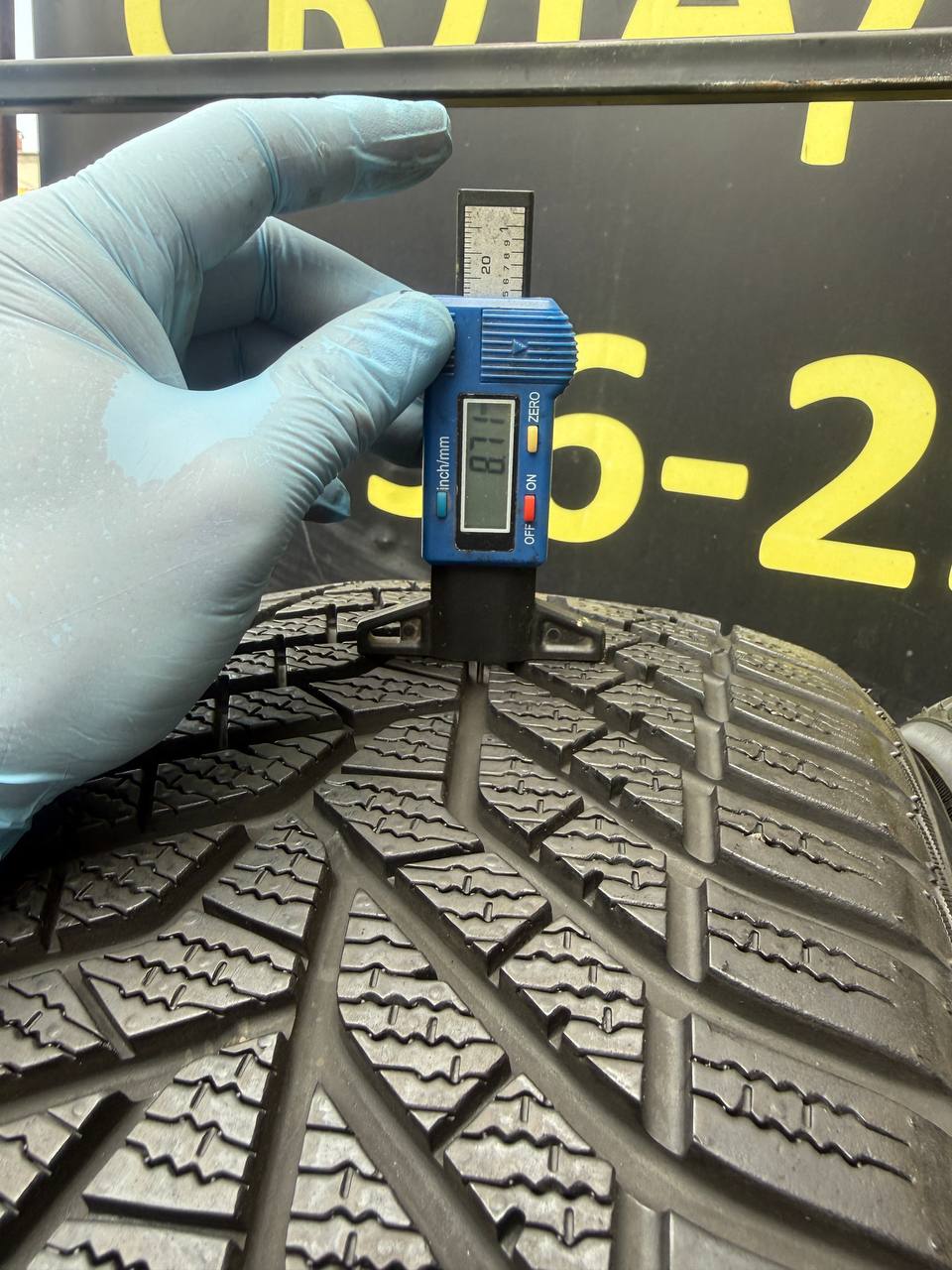 235/45 R19 Yokohama BluEarth Winter V905