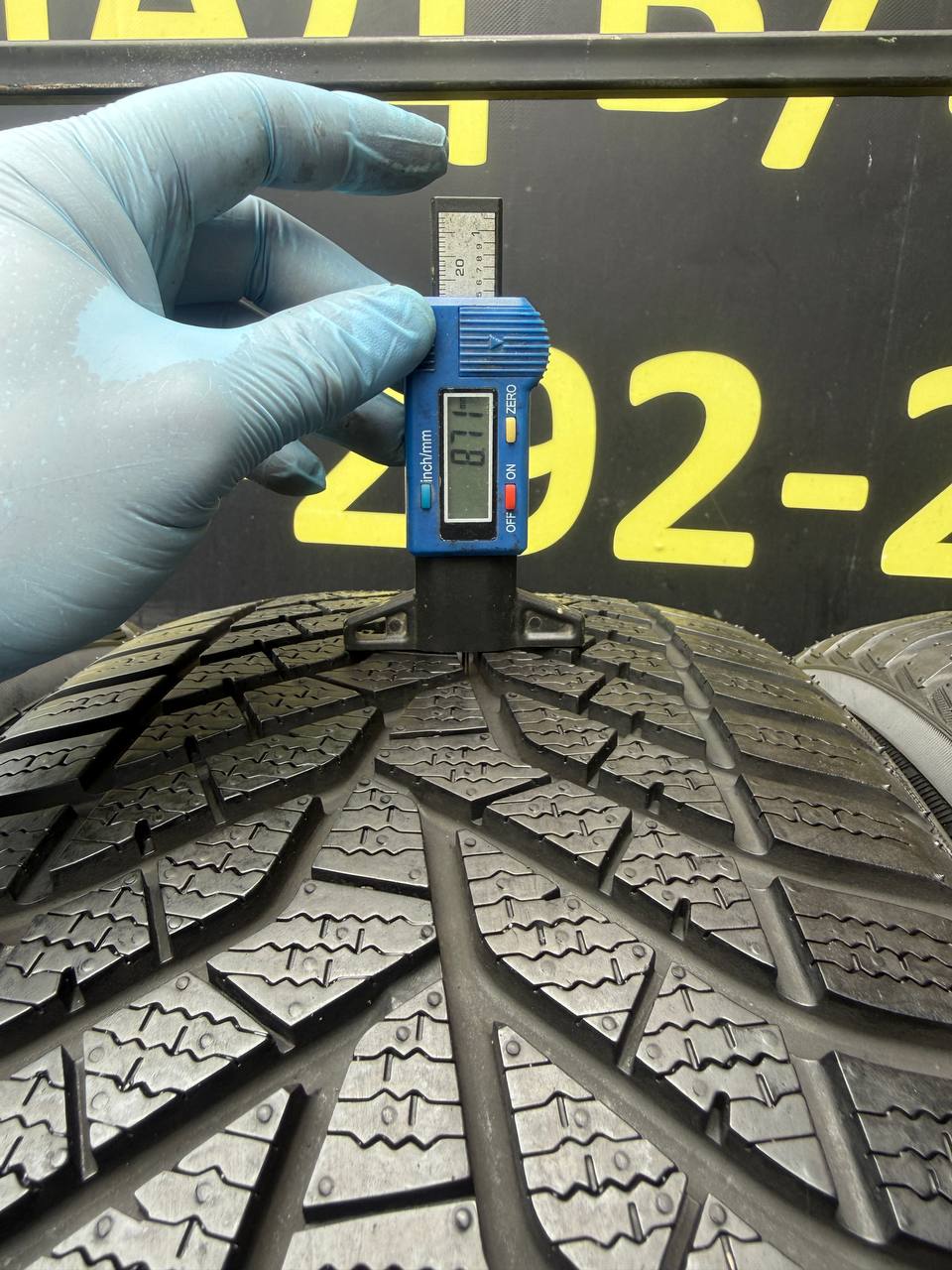 235/45 R19 Yokohama BluEarth Winter V905