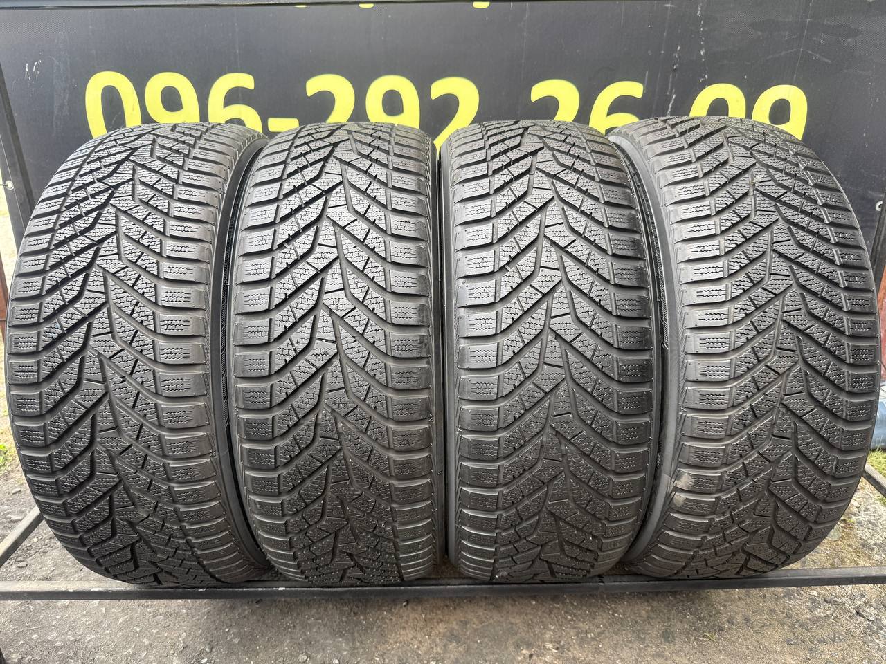 235/45 R19 Yokohama BluEarth Winter V905