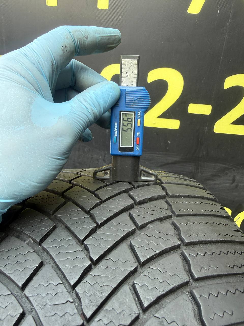 225/40 R18 Bridgestone Blizzak LM005