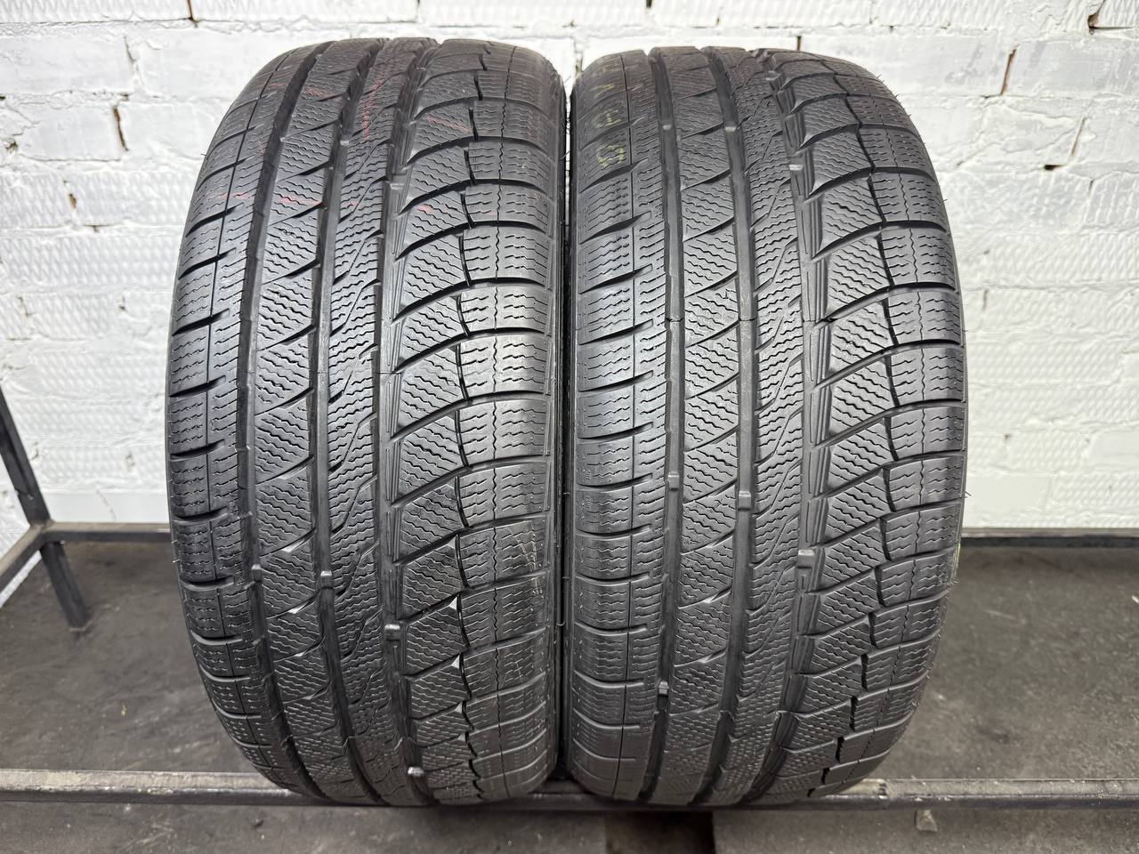 225/40 R18 Davanti Wintoura+